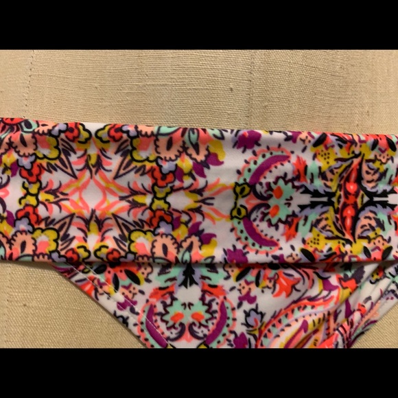 Victoria’s Secret bikini - Picture 8 of 12